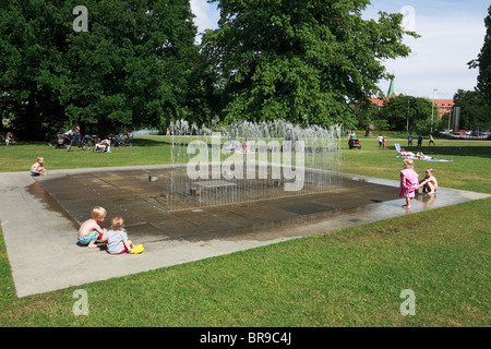 Kinder Beim Spiel einer Einem Brunnen Im Hiroshimapark von Kiel, Kieler Foerde, Ostsee, Schleswig-Holstein Stockfoto