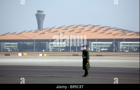 Ein chinesischer Soldat steht Wache am Terminal 3 in Peking. Stockfoto