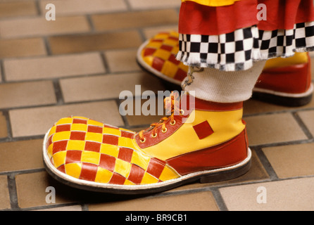 1960S 1970S BIG FOOT LUSTIGE DUMME UNGESCHICKT OVERSIZE ROT UND GELB KARIERT CLOWNSCHUHE Stockfoto