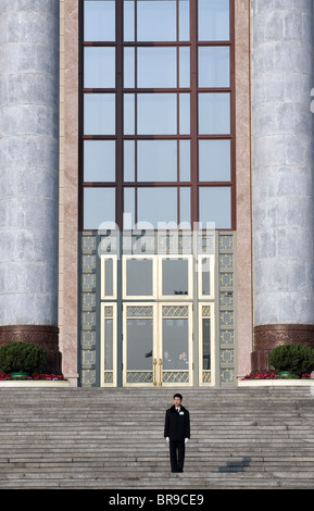 Ein chinesischen Begleiter in der großen Halle des Volkes während einer Sitzung des nationalen ist Kongress Chinas Parlament. Stockfoto