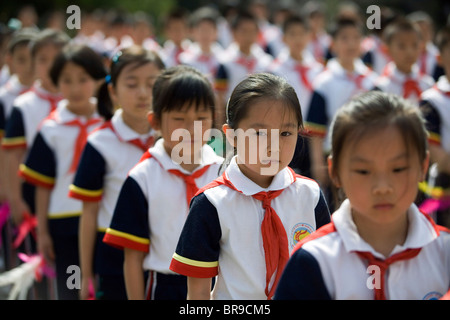 Chinesische Schulmädchen in Linie Peking China. Stockfoto