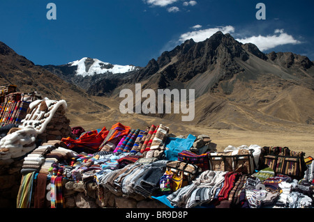 Tourist-Schmuck und Kleidung zum Verkauf an La Raya-Pass, der höchstgelegene auf der Straße von Cusco nach Puno, Peru. Stockfoto