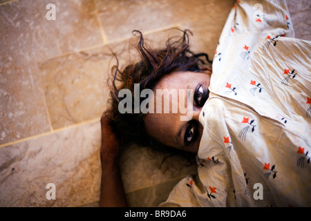 Porträt einer psychisch kranken Frau in Karachi, Pakistan. Stockfoto