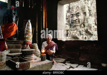 Eine buddhistische Nonne starrt in die Kamera in Kambodscha Angkor Komplex. Stockfoto