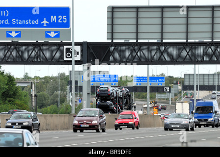 Stark frequentierten M25 Autobahn in der Nähe von Heathrow Airport, Großbritannien Stockfoto