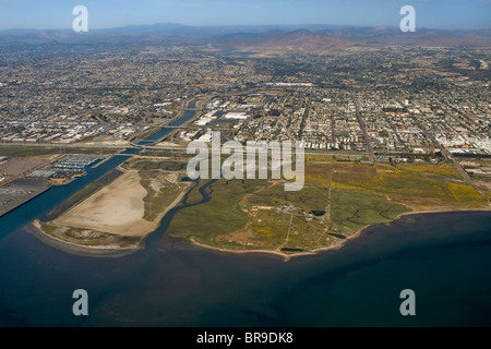 Sweetwater River und Sweetwater Marsh National Wildlife Refuge in der Bucht von San Diego, Kalifornien, Suche Nordosten in Richtung Sweetwater Stockfoto