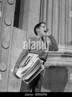 1950S 1960S PAPERBOY VERKAUFEN ZEITUNGEN SCHREIEN EXTRA EXTRA Stockfoto