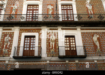 Wandmalereien an der geflieste Fassade der Casa de las Munecos oder Haus der Puppen in der Stadt Puebla, Mexiko. Puebla ist ein UNESCO-Weltkulturerbe. Stockfoto