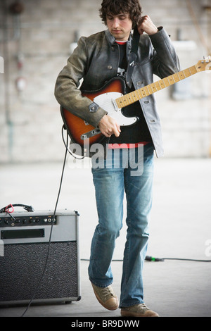 Junger Mann halten e-Gitarre San Francisco Kalifornien. Stockfoto