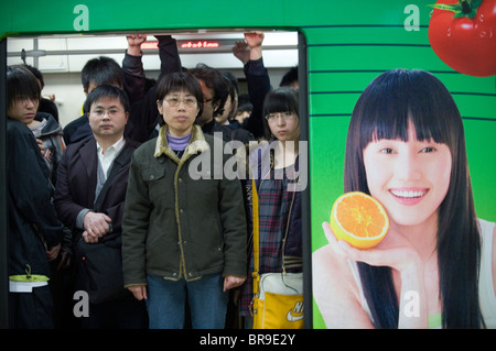 Pendler fahren Sie mit der u-Bahn in Peking. Stockfoto