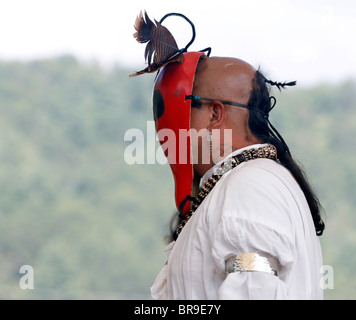 Cherokee Mann trägt eine Ameise-Maske während des jährlichen Festivals der Südost-Stämme. Die Maske wird von der Anführer einer Gruppe von Tanz getragen. Stockfoto