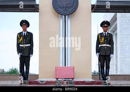 Zeremonielle Soldaten, Ala-Too-Platz, Bischkek, Kirgisistan Stockfoto