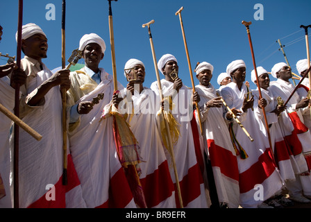 Gruppe von Priestern gekleidet in zeremonielle Kleidung, singen und tanzen in einer Prozession während Timkat-fest in Lalibela, Äthiopien Stockfoto