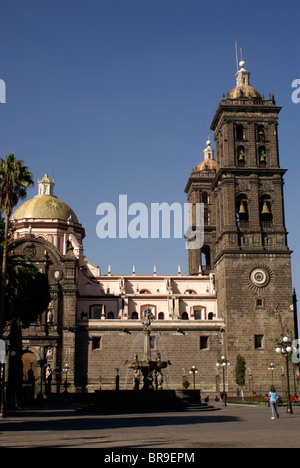 Seitliche Sicht auf die Kathedrale der Unbefleckten Empfängnis in der Stadt Puebla, Mexiko Stockfoto