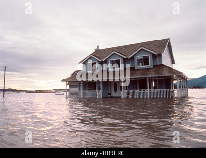 HAUS, UMGEBEN VON HOCHWASSER Stockfoto