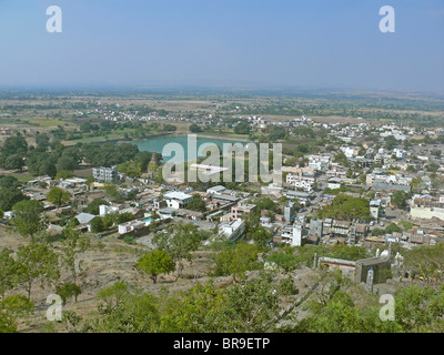 Blick auf einer bebauten Fläche in der Nähe von Peshve und Ahilyadevi Holkar Talav in Jejuri City, Maharashtra, Indien Stockfoto