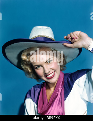 1940ER JAHRE LÄCHELNDEN BLONDEN FRAU TRAGEN KOSTÜM COWBOY-HUT Stockfoto