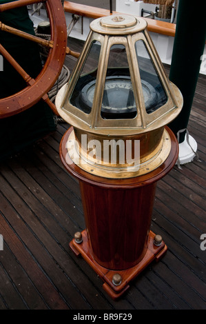 An Bord der historischen Großsegler ist 'Zodiac' das Rad und Kompass, das Vintage Qualität restauriert wurde. Puget Sound, WA. Stockfoto