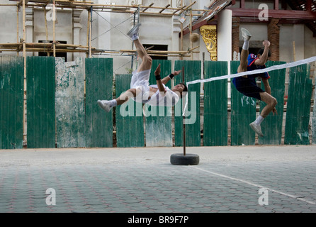 Zwei Jungen spielen in Thailand. Stockfoto