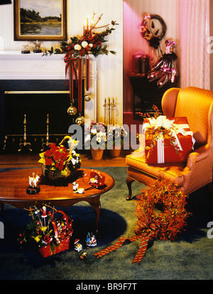1970ER JAHRE WOHNZIMMER INTERIEUR FÜR WEIHNACHTEN DEKORIERT Stockfoto