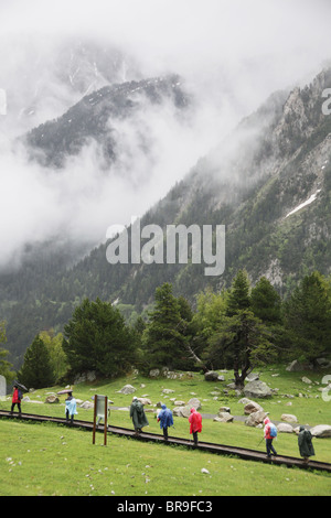 Steigender Nebel und niedrige Wolken wirbeln Pyrenäen Traverse und Berge im spanischen Sant Maurici Nationalpark Pyrenäen Stockfoto