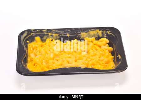 Tablett mit gekochten Makkaroni und Käse auf weißem Hintergrund Ausschnitt Stockfoto