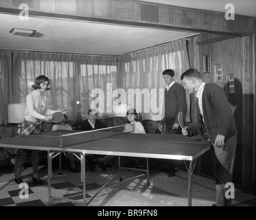 1950ER JAHREN JUGENDLICHE SPIELEN PING PONG Stockfoto