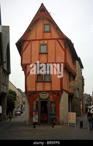 mittelalterliche Geschäft Gebäude an der Ecke der Rue du Poterie und Rue de Sevigne, Vitre, Ille et Vilaine, Bretagne, Bretagne, Frankreich Stockfoto