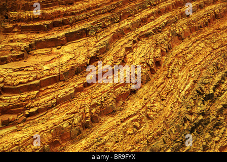 Roten Felsen Escarpment an Shasta Lake Küste in Nord-Kalifornien Stockfoto