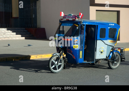 Motorrad-Typ von Taxi, öffentlichen Verkehrsmitteln, auf der Straße in Puno, Peru umgewandelt. Stockfoto