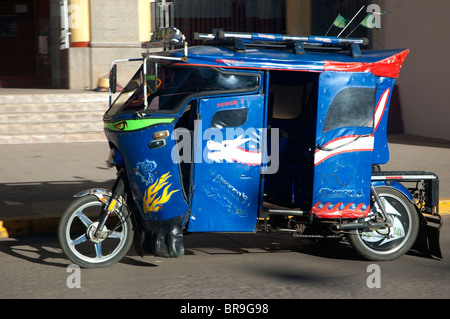 Motorrad-Typ von Taxi, öffentlichen Verkehrsmitteln, auf der Straße in Puno, Peru umgewandelt. Stockfoto