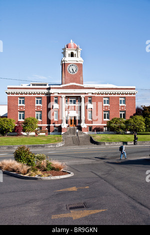 restaurierte 1914 aus rote Backstein Clallam County Courthouse mit klassischen Details & weiß lackiert 2 Geschichte ionischen Säulen Port Angeles WA Stockfoto