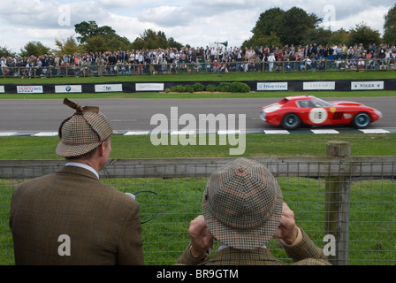 Männer mit Tweed-Hirsch-Stalker-Hüten Goodwood Festival of Speed. Goodwood Sussex. Männer, die Tweeds jagen, haben vergessen, Gehörschützer mitzubringen. GROSSBRITANNIEN 2010 2010ER JAHRE HOMER SYKES Stockfoto