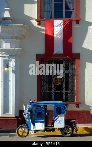 Motorrad-Typ von Taxi, öffentlichen Verkehrsmitteln, auf der Straße in Puno, Peru umgewandelt. Stockfoto