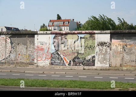 Berliner Mauer - Sehenswürdigkeit in Deutschland. Sowjetischen Staatschef Breschnew und Honneker Kuss. "Gott, hilf mir zu überleben" oben geschrieben. Stockfoto