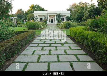 Schöner Gehweg in der Teestube. Stockfoto