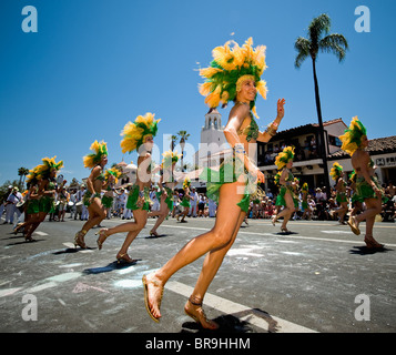 Zeichen und Tänzer nehmen an der jährlichen Santa Barbara Solstice Parade. Stockfoto