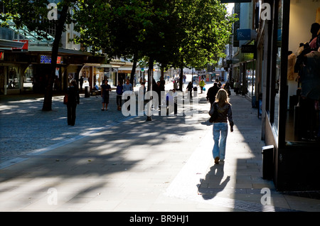 Swansea (ˈswɒnzɪ), West Glamorgan, South Wales, UK. Straßenszene mit Pfosten zweiten Weltkrieg Wiederaufbau und High Street sho Stockfoto