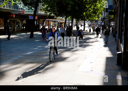 Swansea (ˈswɒnzɪ), West Glamorgan, South Wales, UK. Straßenszene mit Pfosten zweiten Weltkrieg Wiederaufbau und High Street sho Stockfoto