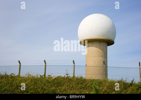 Dom und Turm des Radar-station mit Blick auf Gerste-Bucht in der Nähe von Hartland Point an der Küste von North Devon Stockfoto