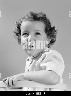 1940S 1950S LIEBENSWERT KLEINKIND MIT LOCKIGEM HAAR LÄCHELN Stockfoto