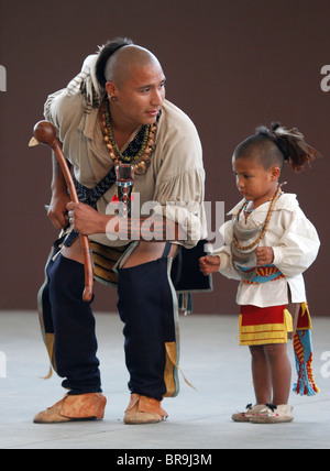 Cherokee Mann, Mitglied der Gruppe Krieger des AniKituhwa und seines Sohnes, Teilnahme an der jährlichen Südosten Stämme Festival. Stockfoto