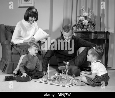 1960ER JAHRE FAMILIE KINDER SPIEL IM WOHNZIMMER MAUSEFALLE Stockfoto