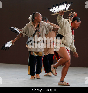 Cherokee, NC - Cherokee Männer, Mitglieder der Krieger der AniKituhwa Gruppe, Durchführung einer sozialen Version von Eagle-Tanz. Stockfoto