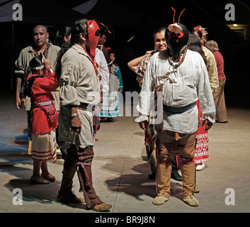 Cherokee, North Carolina - Tänzerinnen eine Ant-Tanz auf der Bühne während des jährlichen Festivals der Südost-Stämme. Stockfoto