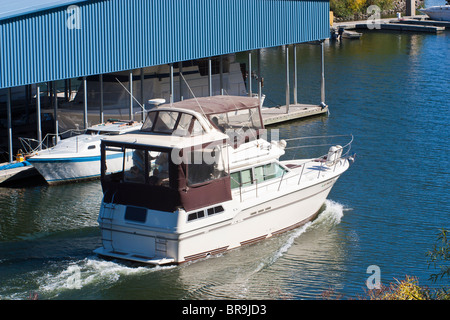 Ausflugsschiff verlassen der Sacramento Marina auf dem Sacramento River in Sacramento, Kalifornien Stockfoto