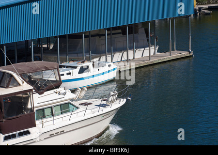 Ausflugsschiff verlassen der Sacramento Marina auf dem Sacramento River in Sacramento, Kalifornien Stockfoto