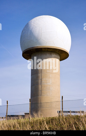 Dom und Turm des Radar-station mit Blick auf Gerste-Bucht in der Nähe von Hartland Point an der Küste von North Devon Stockfoto