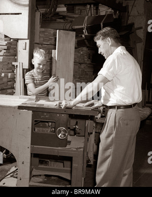 1930ER JAHREN 1940ER JAHRE 1950ER JAHRE MANN VATER HOLZ SCHNEIDEBRETT AUF TABELLE SÄGE LEHRE JUNGEN SOHN ZIMMEREI Stockfoto