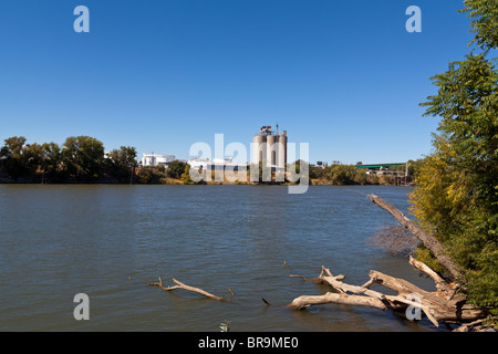 Ein Schnellboot auf dem Sacramento River in Sacramento, Kalifornien Stockfoto